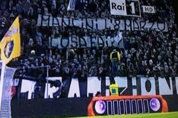 اللافتة المسيئة التي رفعتها جماهير يوفنتوس ضد مدرب إنتر ميلان مانشيني