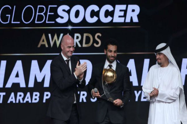 فوز محمد صلاح بجائزة أفضل لاعب عربي