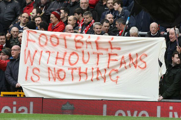 مشجعو ليفربول يرفعون لافتة تؤكد أن كرة القدم بدون جماهير لا شيء