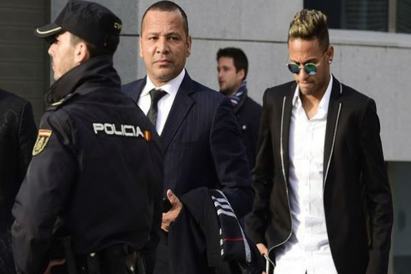 نيمار ووالده قبل الدخول إلى المحكمة في مدريد