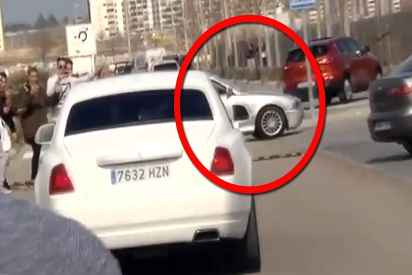 مشجع يقطع الطريق بسيارته أمام رونالدو للحصول على توقيعه