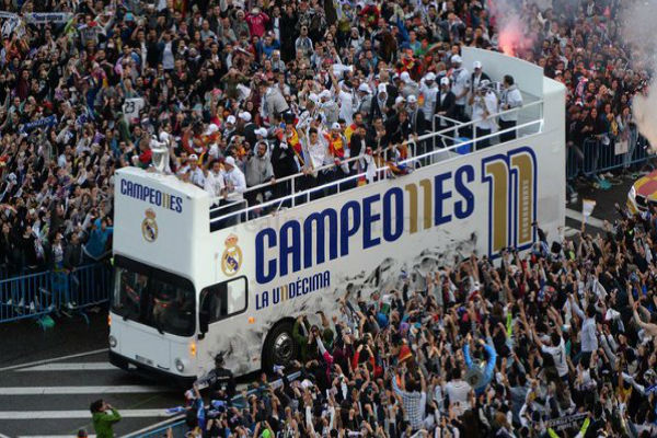 لاعبو ريال مدريد في حافلة مكشوفة للاحتفال مع الجماهير بلقب الأبطال