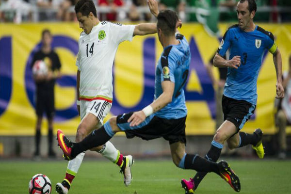 تشيشاريتو في مباراة منتخب بلاده والأوروغواي