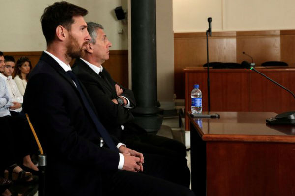 نجم برشلونة والتانغو ميسي في المحكمة 