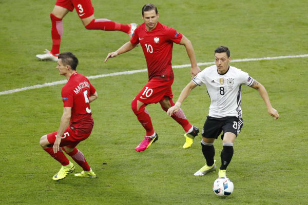 حصار بولندي على صانع ألعاب منتخب ألمانيا أوزيل