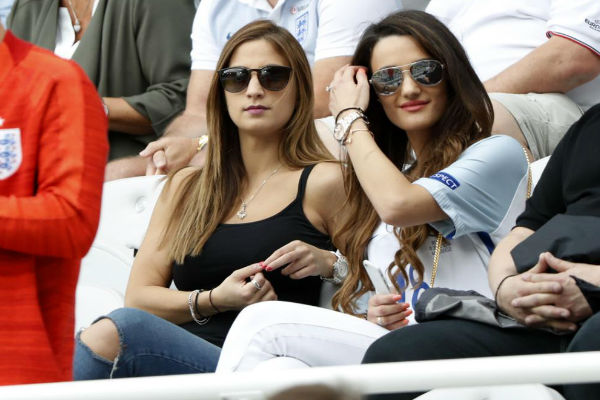 صديقات نجوم المنتخب الإنكليزي يتابعن مباراة الأسود الثلاثة وويلز