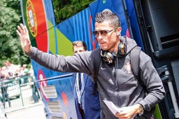 النجم البرتغالي كريستيانو رونالدو مع بعثة منتخب بلاده