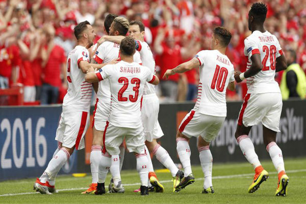 فرحة لاعبي سويسرا بالتقدم على ألبانيا