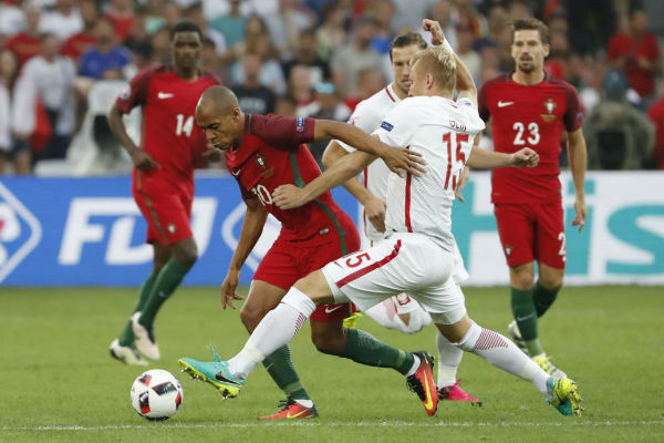 صراع كروي بين لاعبي البرتغال وبولندا