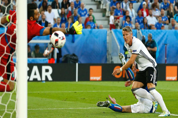  شفاينشتايغر في مباراة ألمانيا وإيطاليا بالدور ربع النهائي