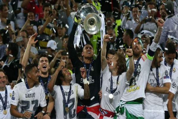 حارس ريال مدريد كيلور نافاس يحمل كأس دوري أبطال أوروبا
