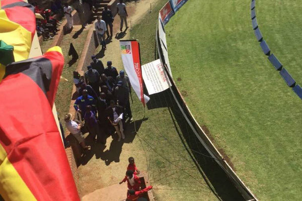 تظاهرة ضد حكومة زيمبابوي خلال مباراة دولية للكريكت