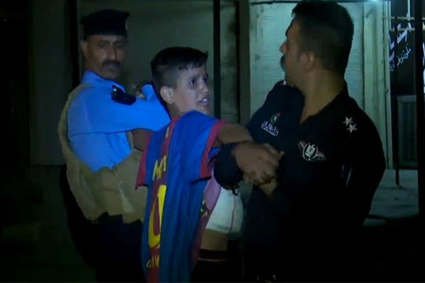 لحظة القبض على الطفل الانتحاري بقميص برشلونة وبرقم ميسي