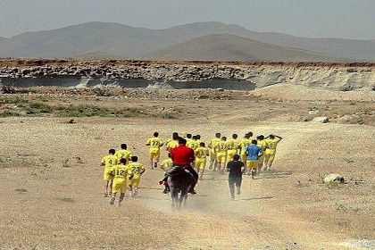 مدرب إيراني يشرف على تدريب لاعبيه وهو على ظهر حصان
