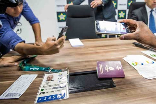 الشرطة البرازيلية تصادر جوازات سفر 