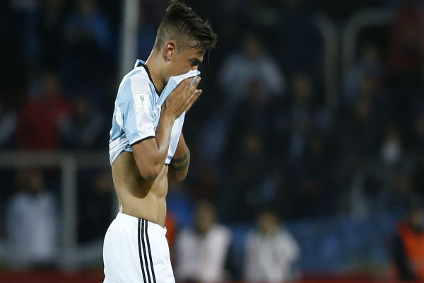 ديبالا يبكي بعد طرده في لقاء الأرجنتين والأوروغواي