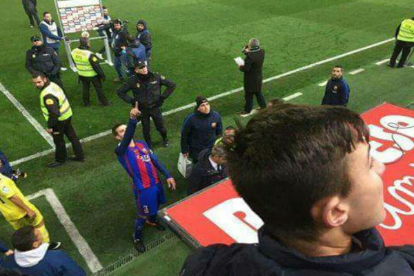 لقطة بيكيه المثيرة للجدل بعد نهاية مباراة برشلونة وفياريال