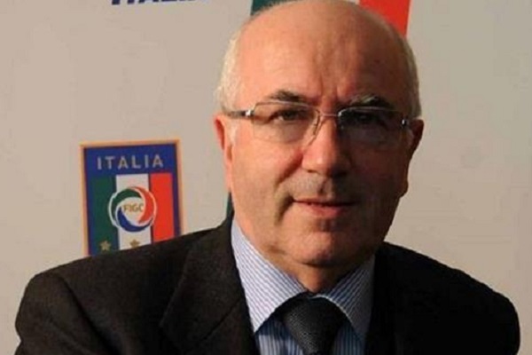 رئيس الاتحاد الإيطالي لكرة القدم كارلو تافيكيو