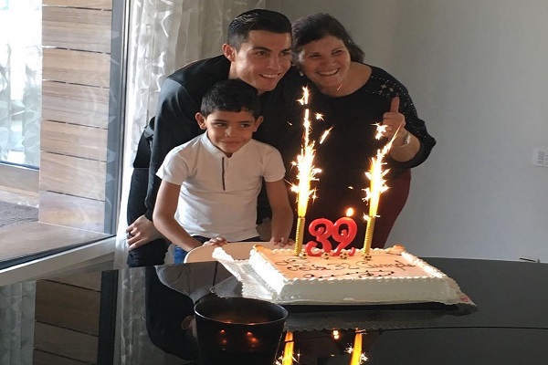 رونالدو يحتفل بعيد ميلاده الـ32 مع والدته وابنه فقط