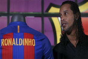 برشلونة ينتقد رونالدينيو ويرد على هجوم مارادونا على ميسي