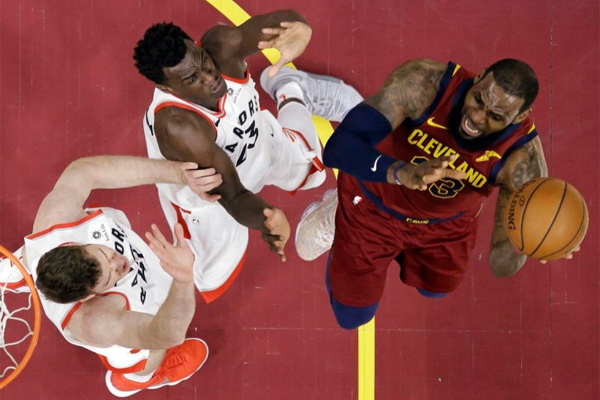 جيمس يقود كليفلاند الى الفوز على تورونتو وهاورد اكبر لاعب يسجل 30 30