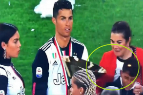 رونالدو يصيب نجله وخطيبته بالكأس أثناء احتفاله بلقب الدوري الإيطالي
