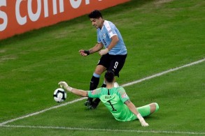 سواريز يطالب بأغرب ركلة جزاء في