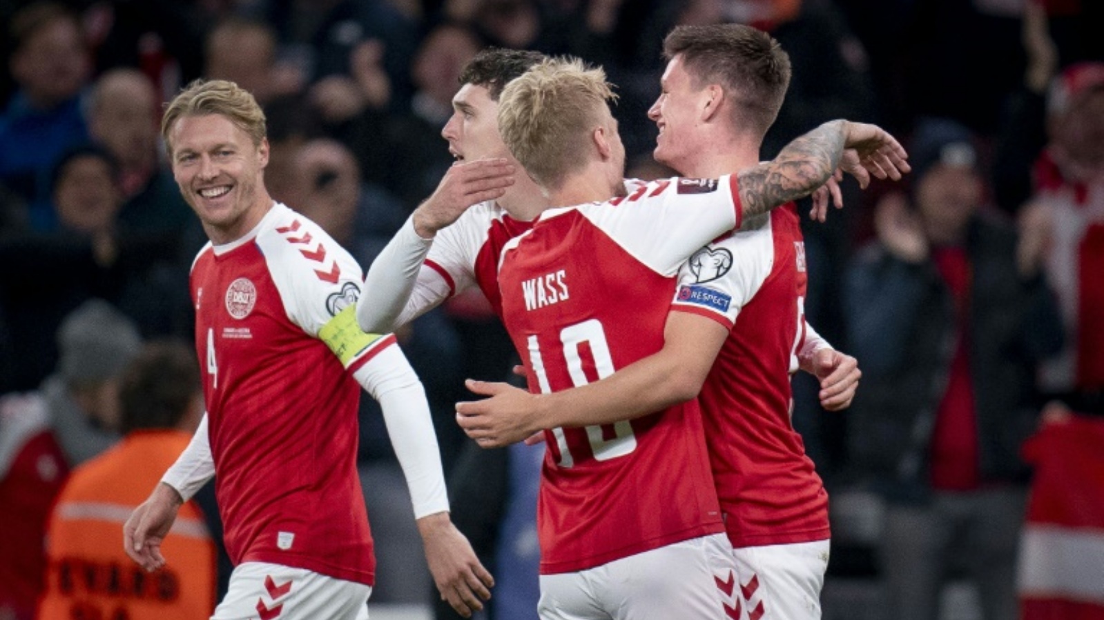 لاعبو المنتخب الدنماركي يحتفلون بهدف الفوز في مرمى النمسا في التصفيات الأوروبية المؤهلة لمونديال 2022 في قطر في كوبنهاغن في 12 تشرين الأول/أكتوبر 2021.