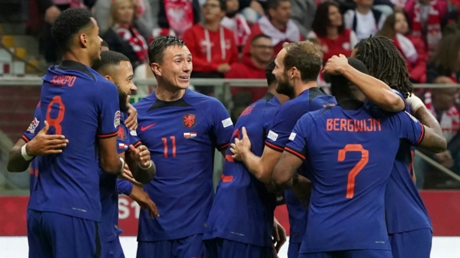 لاعبو المنتخب الهولندي يحتفلون بالهدف الأول في مرمى بولندا ضمن منافسات الجولة الخامسة للمجموعة الرابعة في دوري الأمم الأوروبية في 22 سبتمبر 2022