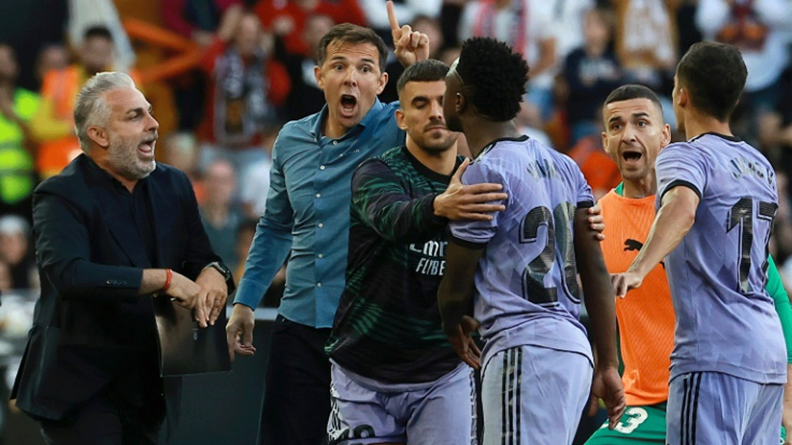 البرازيلي فينيسيوس جونيور لاعب ريال مدريد يتواجه مع مسؤولين من فالنسيا بعد طرده في مباراة الفريقين في الليغا في 21 أيار/مايو 2023