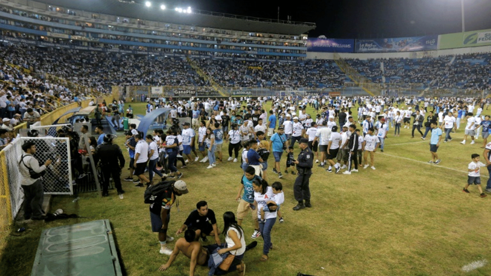 لقي 12 شخصًا مصرعهم وأصيب المئات في حادثة تدافع في ملعب كوسكاتلان في السلفادور في 20 أيار/مايو 2023