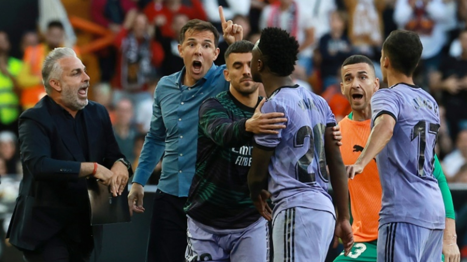 البرازيلي فينيسيوس جونيور لاعب ريال مدريد يتواجه مع مسؤولين من فالنسيا بعد طرده في مباراة الفريقين في الليغا في 21 مايو 2023 