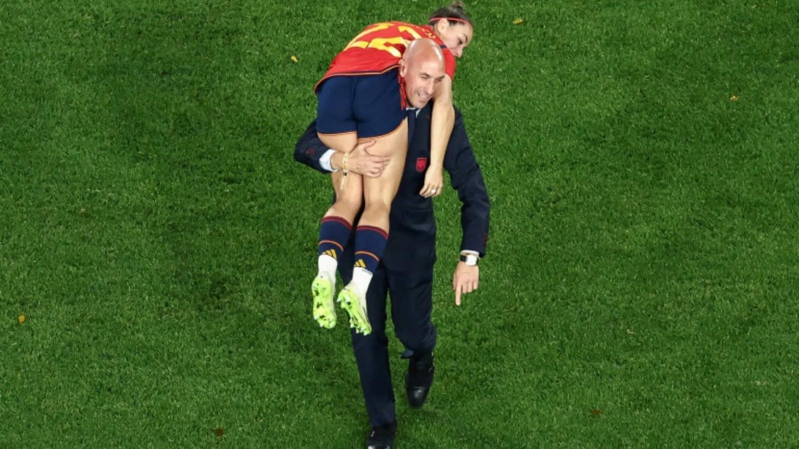 رئيس الاتحاد الإسباني لكرة القدم لويس روبياليس يحمل اللاعبة أثينيا ديل كاستيو بيفيدي على كتفيه خلال الاحتفال بإحراز كأس العالم للسيدات في كرة القدم. سيدني، أستراليا، في 20 أغسطس 2023
