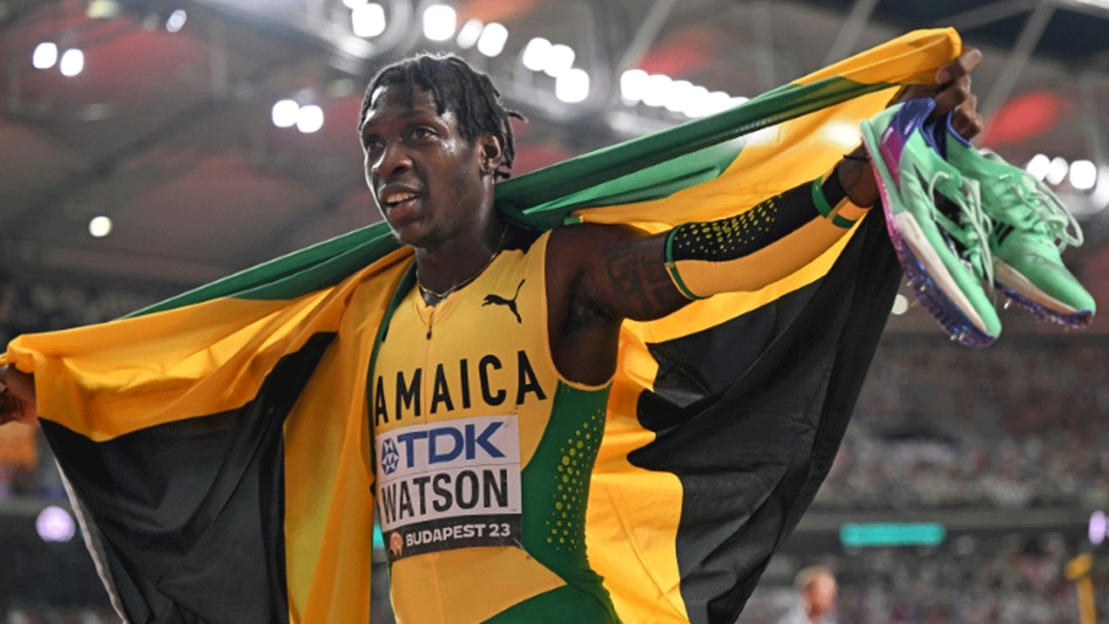 العداء الجامايكي أنتونيو واتسون محتفلاً بانتزاعه ذهبية سباق 400 م للرجال في مونديال القوى بالعاصمة المجرية بودابست في 24 آب/أغسطس 2023