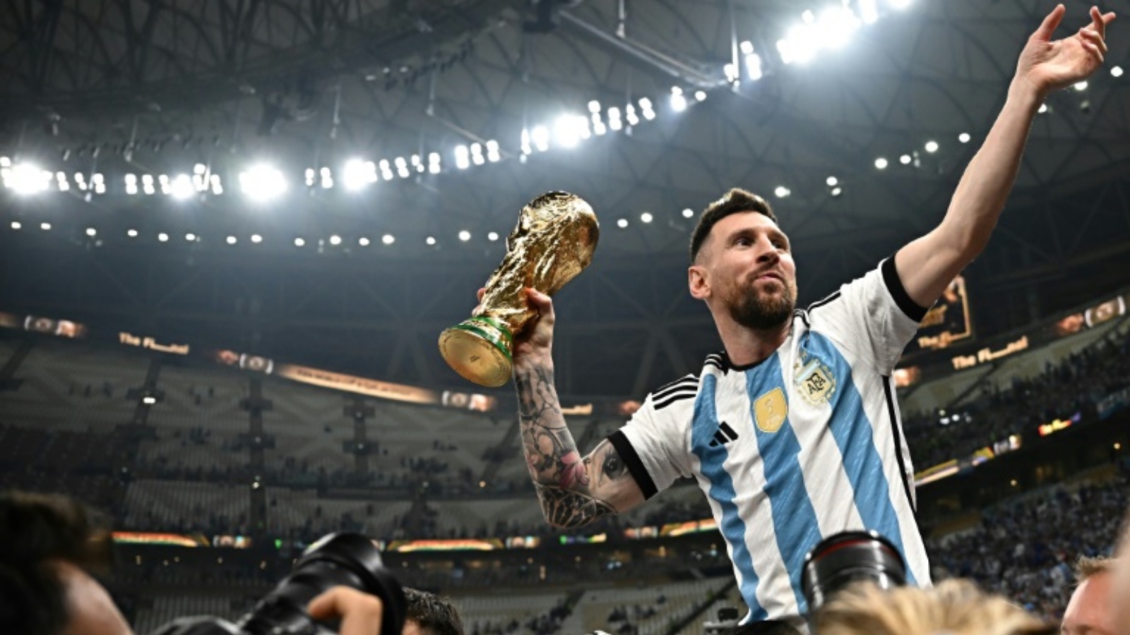 النجم الارجنتيني ليونيل ميسي يرفع كأس العالم بعد الفوز على فرنسا في نهائي مونديال قطر. لوسيل، شمال الدوحة، في 18 ديسمبر 2023