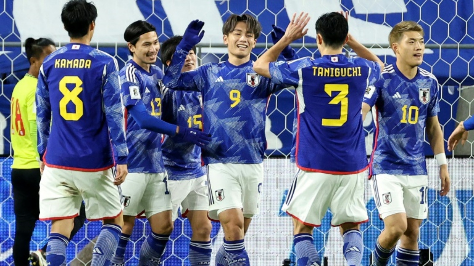 لاعبو المنتخب الياباني يحتفلون بهز شباك ميانمار (5-0) في الدور الثاني من التصفيات المشتركة لمونديال 2026 وكأس اسيا 2027 في سويتا في 16 نوفمبر 2023