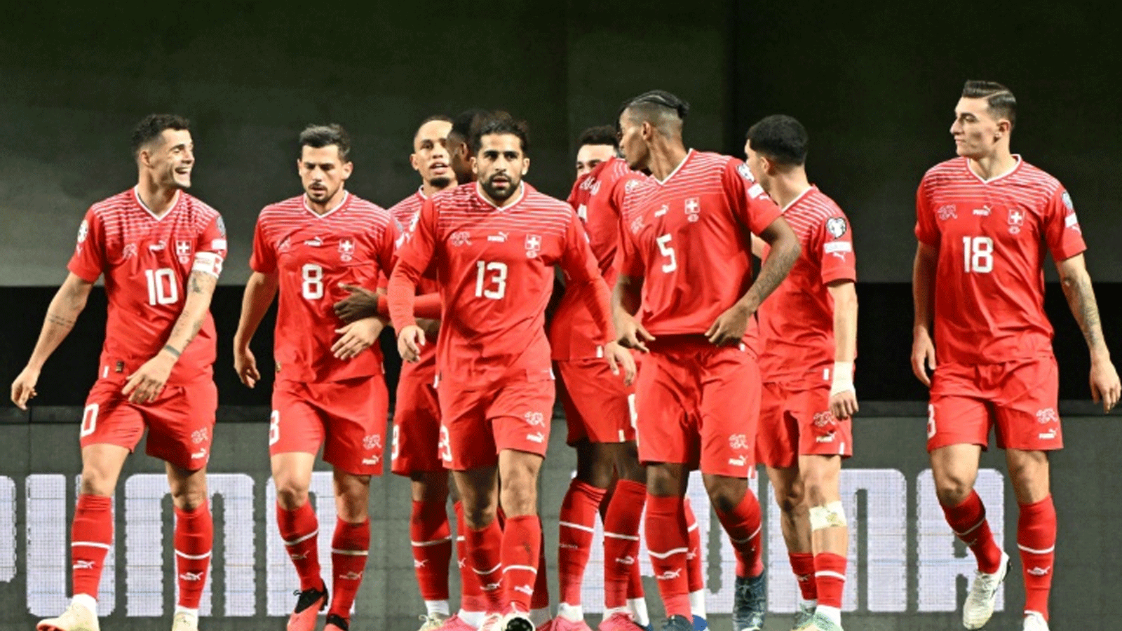 لاعبو سويسرا يحتفلون بهدف الفوز في مرمى اسرائيل (1-0) في المجر في الجولة السابعة من تصفيات كأس أوروبا 2024 في المانيا في 15 تشرين الثاني/نوفمبر 2023