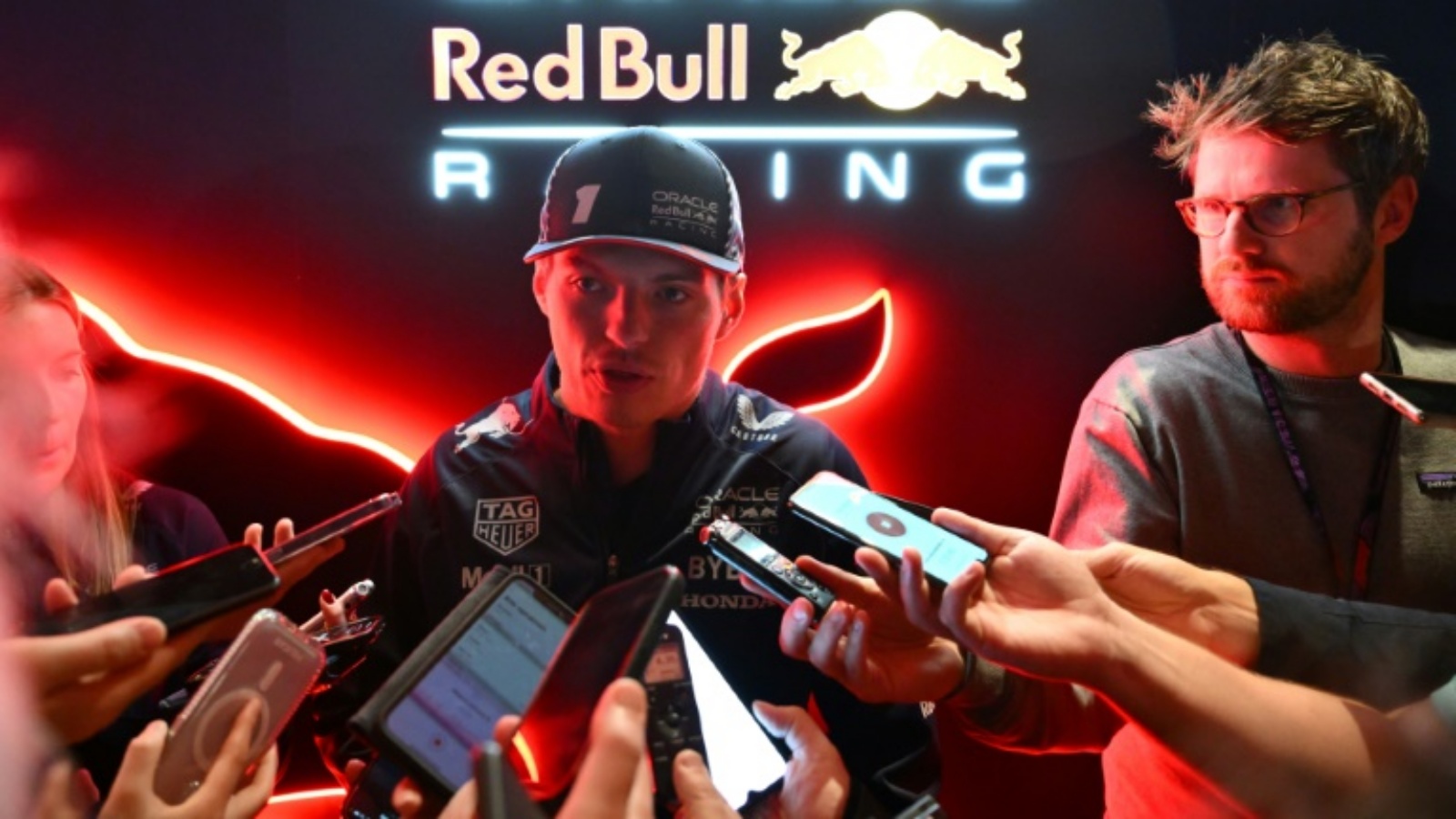 سائق ريد بول بطل العالم الهولندي ماكس فيرستابن خلال مؤتمر صحافي على هامش جائزة لاس فيغاس الكبرى ضمن بطولة العالم للفورمولا واحد في 15 نوفمبر 2023