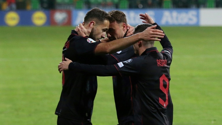 لاعبو ألبانيا يحتفلون بافتتاح التسجيل في مرمى مولدافيا (1-1) في كيشيناو في تصفيات كأس أوروبا 2024 في 17 تشرين الثاني/نوفمبر 2023