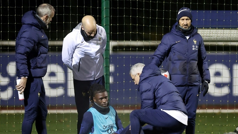 لاعب وسط المنتخب الفرنسي إدواردو كامافينغا يتلقى العلاج بسبب اصابة في الركبة في حصة تدريبية في كليرفونتين في 15 تشرين الثاني/نوفمبر 2023