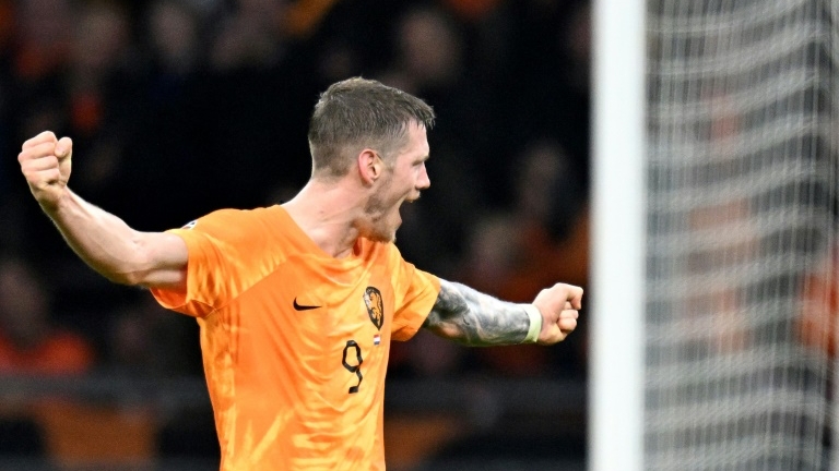 فوت فيخهورست محتفلاً بتأهل منتخبه الهولندي إلى كأس أوروبا 2024 بتسجيله هدف الفوز أمام إيرلندا في التصفيات في 18 تشرين الثاني/نوفمبر 2023
