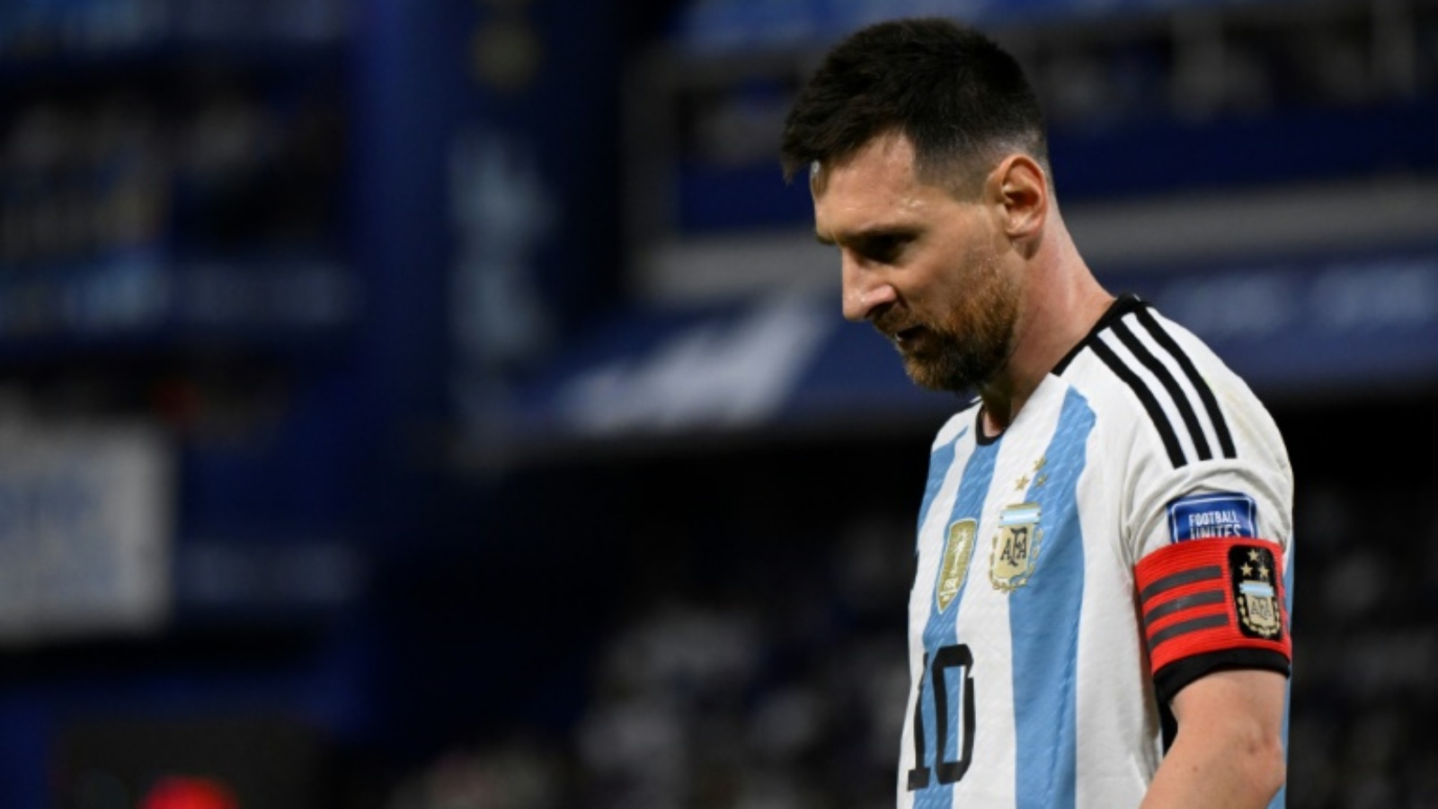 المهاجم الأرجنتيني ليونيل ميسي خلال مباراة كرة القدم في تصفيات أمريكا الجنوبية لكأس العالم 2026 FIFA بين الأرجنتين وأوروغواي على ملعب لا بومبونيرا في بوينس آيرس في 16 نوفمبر 2023.