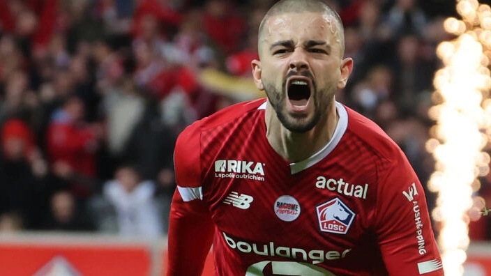 المهاجم الكوسوفي لنادي ليل إيدون جيغروفا يحتفل بثنائيته في مرمى لنس (2-1) في الدوري الفرنسي في 29 آذار (مارس)