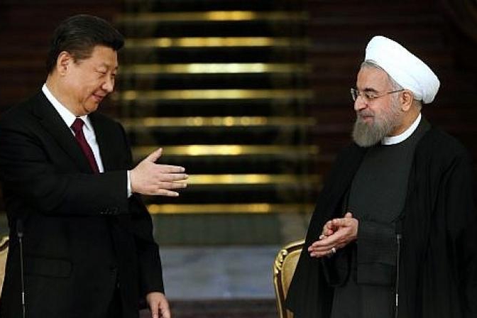 الرئيس الصيني، شي جين بينغ، ونظيره الإيراني، حسن روحاني