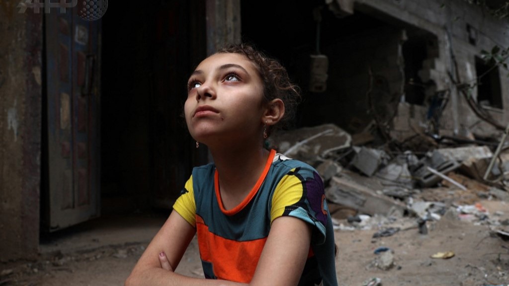 فتاة فلسطينية على أنقاض منزلها في غزة