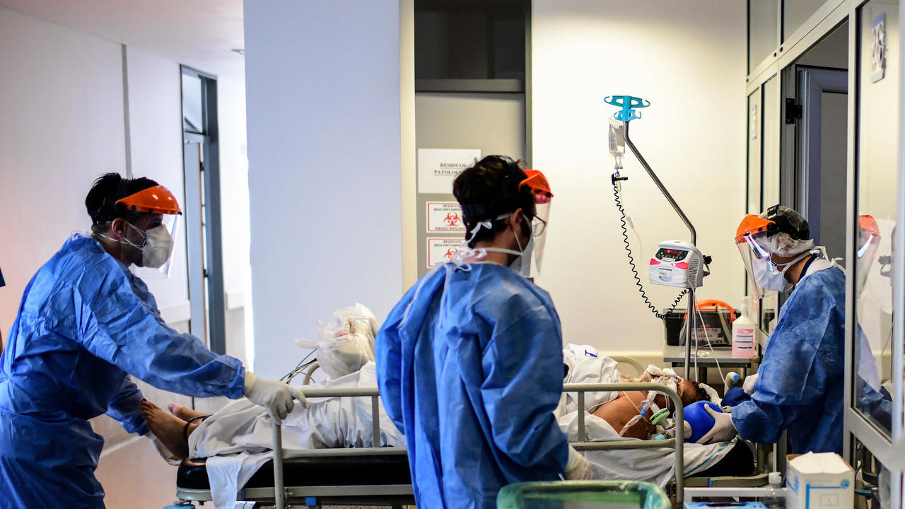 مصاب بفيروس كورونا في العناية المركزة في مستشفى فلورنسيو فاريلا في الأرجنتين في 13 نيسان/أبريل 2021