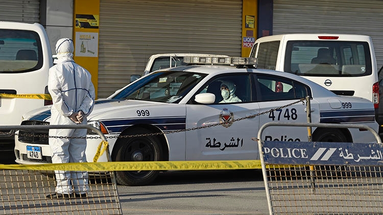 سيارة للشرطة في العاصمة البحرينية المنامة في خضم القيود المشددة على التنقل منعاً لتفشي كورونا منتصف آذار/مارس العام 2020