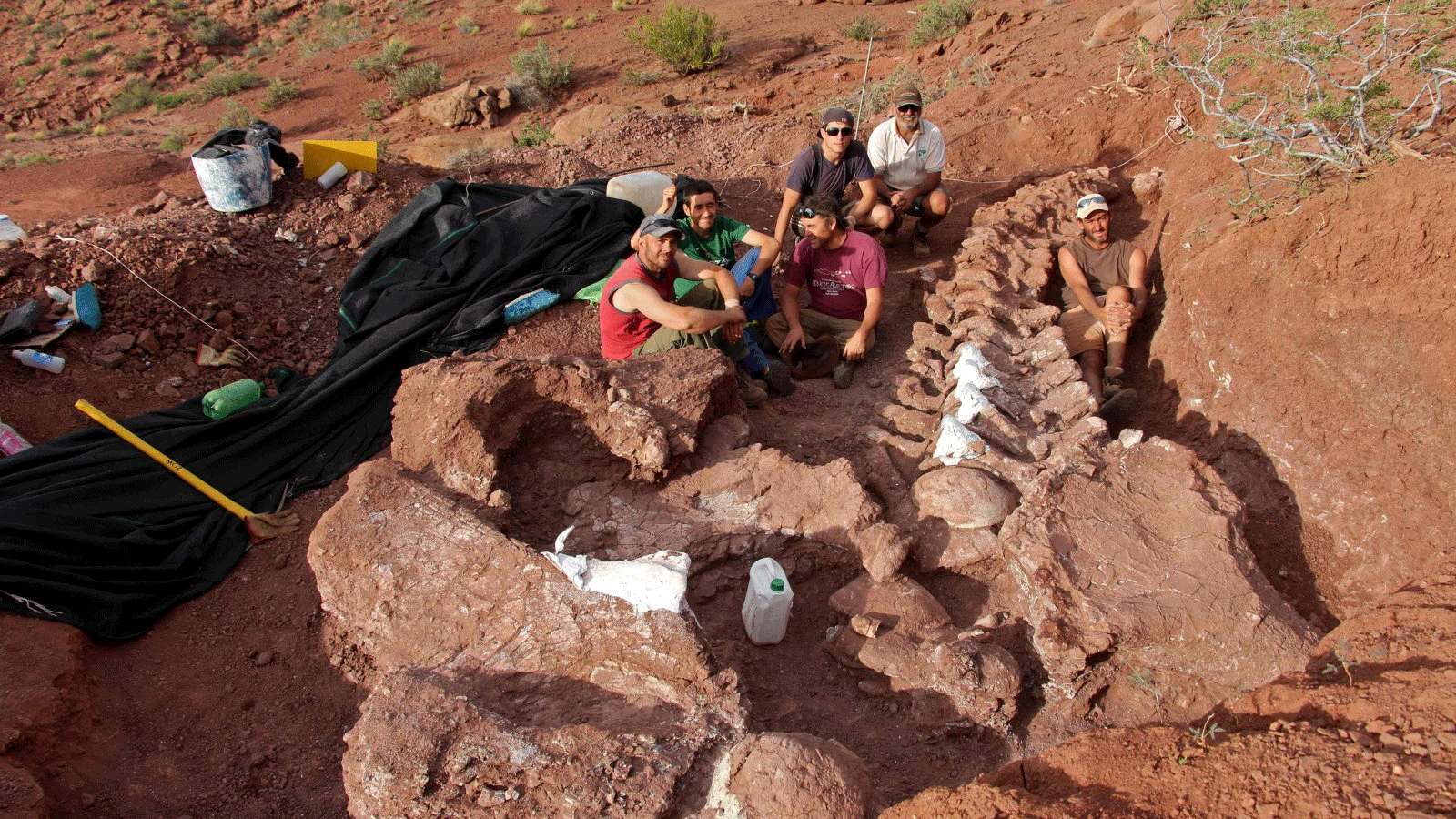 صورة أصدرتها وكالة CTyS-UNLaM Science Outreach، لعلماء الأحافير أثناء عملية تنقيب عُثر فيها على حفريات عمرها 98 مليون عام، في تكوين كانديلروس في وادي نهر نيوكين في جنوب غرب الأرجنتين، 20 كانون الثاني/ يناير 2021.