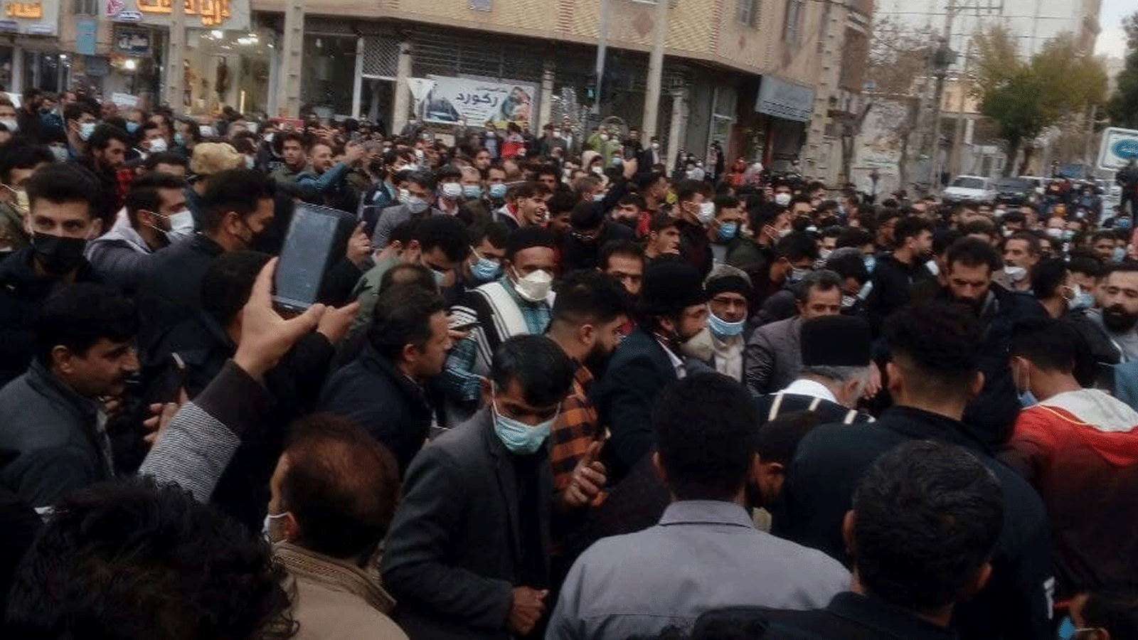 إيرانيون يتظاهرون مطالبين بحقهم في المياه