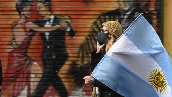 امرأة تحمل العلم الأرجنتيني خلال احتجاج في بوينس آيرس في يوليو ضد سياسات فيروس كورونا التي ينتهجها الرئيس ألبرتو فرنانديز
